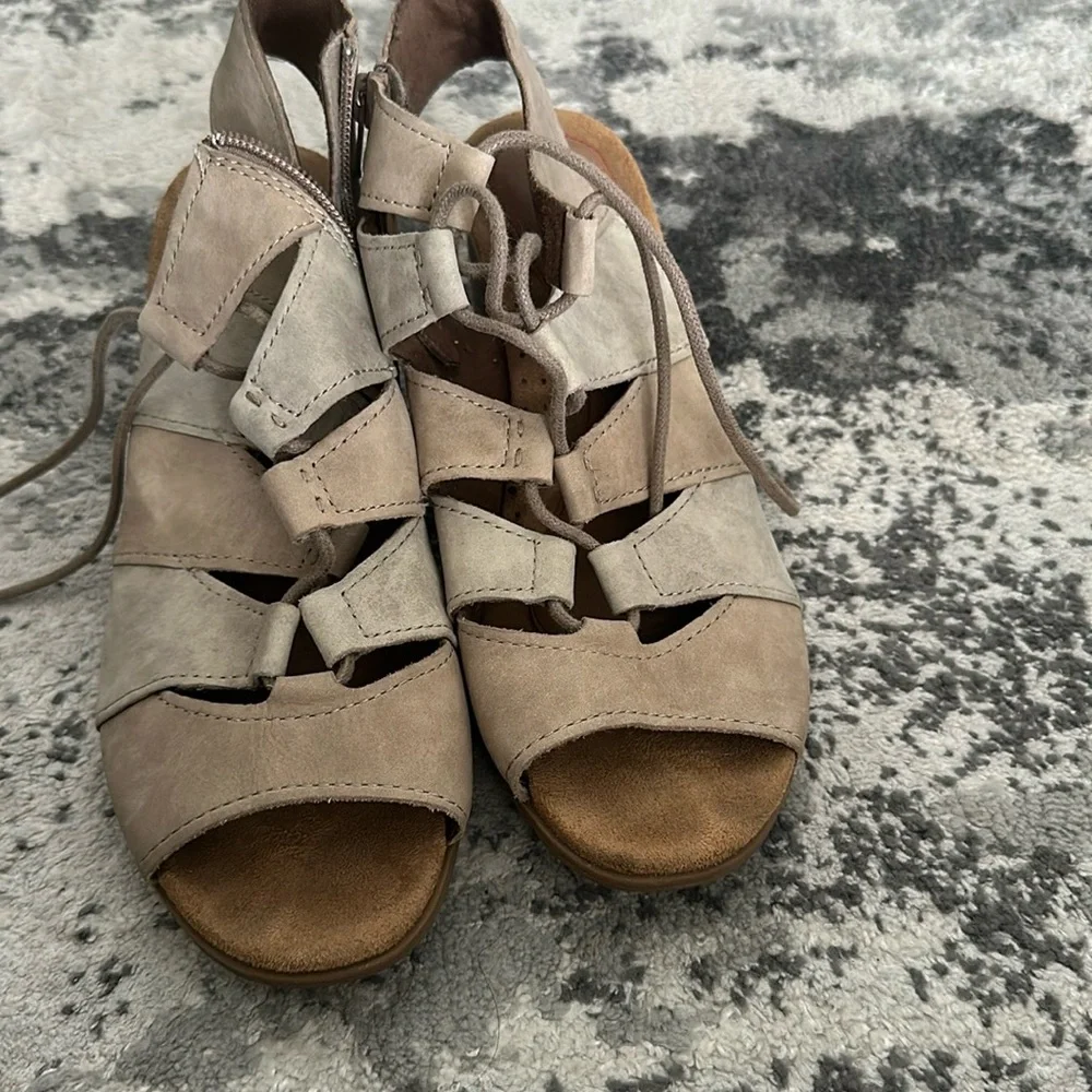 Rockport lace up casual block heels  in beige earth tones